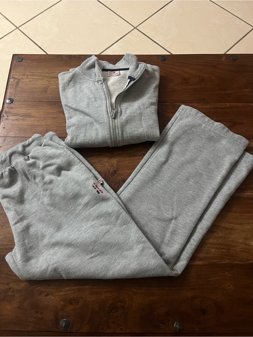 Women’s Gray Zip Sweatshirt & Sweatpants Set